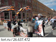 Санкт-Петербург, люди на Невском проспекте агитируют за политическое движение НОД (2017 год). Редакционное фото, фотограф Дмитрий Неумоин / Фотобанк Лори