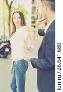 Man trying to acquainting with girl. Стоковое фото, фотограф Яков Филимонов / Фотобанк Лори
