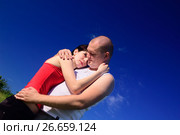 Влюбленная пара на фоне неба. Стоковое фото, фотограф Арестов Андрей Павлович / Фотобанк Лори
