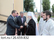 Великое освящение возрожденного Константино-Еленинского храма города Вереи. Руководителя районной администрации Р. Л. Шамнэ встречает митрополита (2017 год). Редакционное фото, фотограф Дмитрий Неумоин / Фотобанк Лори