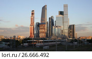 Башни ММДЦ «Москва-Сити» освещаются заходящим солнцем. Таймлапс (2017 год). Редакционное видео, видеограф Юрий Кирсанов / Фотобанк Лори