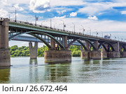 Октябрьский ( бывший Коммунальный ) мост через реку Обь. Новосибирск, Сибирь, Россия (2017 год). Стоковое фото, фотограф Евгений Мухортов / Фотобанк Лори