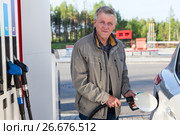 Заправка автомобиля топливом на заправочной станции. Стоковое фото, фотограф Кекяляйнен Андрей / Фотобанк Лори