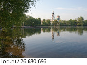 Косино, Белое озеро. Колокольня и храм  Успенья Пресвятой Богородицы в Косино. Причал косинского морского клуба. Стоковое фото, фотограф Наталья Николаева / Фотобанк Лори