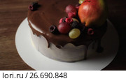 Fruits and berries on top of cake. Стоковое видео, видеограф Алексндр Сидоренко / Фотобанк Лори