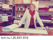 salesclerk measures the fabric. Стоковое фото, фотограф Яков Филимонов / Фотобанк Лори