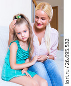 Nanny calming a fretful child. Стоковое фото, фотограф Яков Филимонов / Фотобанк Лори
