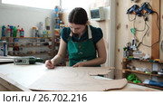 Woman in workshop cutting wood. Стоковое видео, видеограф Алексндр Сидоренко / Фотобанк Лори