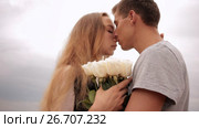 Couple in love looking at each other on sea beach. Стоковое видео, видеограф Алексндр Сидоренко / Фотобанк Лори