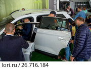 Люди подробно рассматривают новый автомобиль (2017 год). Редакционное фото, фотограф Вячеслав Палес / Фотобанк Лори