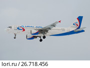 Cамолет Airbus A320 (VQ-BCZ) авиакомпании "Ural airlines" крупным планом в сумрачном небе (2017 год). Редакционное фото, фотограф Виктор Карасев / Фотобанк Лори