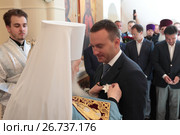 Митрополит Ювеналий производит награждение, храм в честь священномученика Владимира, митрополита Киевского, в городе Королеве. Губернатор Московской области А.Ю. Воробьёв (2017 год). Редакционное фото, фотограф Дмитрий Неумоин / Фотобанк Лори