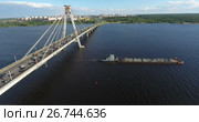 Баржа сухогруз проходит по реке Шексна после Октябрьского вантового моста. Череповец (2017 год). Стоковое видео, видеограф Кекяляйнен Андрей / Фотобанк Лори