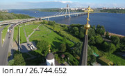 Православный крест Рождественской церкви на фоне Октябрьского моста. Череповец. Вид сверху (2017 год). Стоковое видео, видеограф Кекяляйнен Андрей / Фотобанк Лори