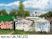 Металлические гаражи гаражного кооператива. Санкт-Петербург (2017 год). Стоковое фото, фотограф Александр Щепин / Фотобанк Лори