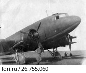 Великая отечественная война. Летчик возле военно-транспортного самолета Ли-2. 1942. Стоковое фото, фотограф Retro / Фотобанк Лори