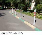 Антипарковочные столбики вдоль тротуара во дворе жилого дома. Фестивальная улица. Район Ховрино. Город Москва (2017 год). Редакционное фото, фотограф lana1501 / Фотобанк Лори