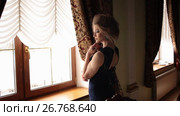 Romantic woman in luxurious hall. Стоковое видео, видеограф Алексндр Сидоренко / Фотобанк Лори