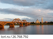 Город Рыбинск. Вид на Спасо-Преображенский собор и Волжский мост освещённый лучами вечернего солнца (2017 год). Стоковое фото, фотограф Игорь Низов / Фотобанк Лори