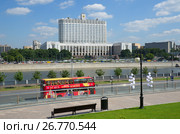 Москва. Двухэтажный экскурсионный автобус "City Sihgtseeng" едет по набережной Тараса Шевченко (2017 год). Редакционное фото, фотограф Елена Коромыслова / Фотобанк Лори