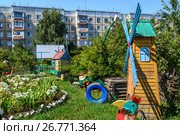 Decorative mill in landscape design, Russia (2017 год). Редакционное фото, фотограф Володина Ольга / Фотобанк Лори
