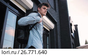 A man with a backpack is traveling around city. Стоковое видео, видеограф Алексндр Сидоренко / Фотобанк Лори