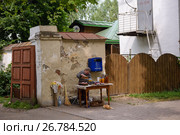 Пожилая женщина-продавец в историческом центре города Суздаля, Владимирская область, Россия (2017 год). Редакционное фото, фотограф Bala-Kate / Фотобанк Лори