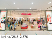 Miki House childrens clothing in Ocean Terminal, Hong Kong (2017 год). Редакционное фото, фотограф Александр Подшивалов / Фотобанк Лори
