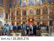 Общая фотография после литургии в Богоявленском соборе города Ногинска 2017 год. Редакционное фото, фотограф Дмитрий Неумоин / Фотобанк Лори