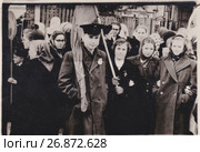 Группа молодых людей на демонстрации 7 ноября. Редакционное фото, фотограф Илюхина Наталья / Фотобанк Лори
