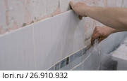 Removal of old ceramic tiles with a chisel and a hammer. Стоковое видео, видеограф Андрей Радченко / Фотобанк Лори