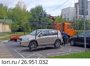 Эвакуатор увозит автомобиль, припаркованный с нарушением правил дорожного движения (2017 год). Редакционное фото, фотограф Александр Замараев / Фотобанк Лори