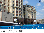 Празднование Дня города Москвы (870-летие). Вейкбордист катается на волне в вейк-парке на площади Революции (2017 год). Редакционное фото, фотограф Елена Коромыслова / Фотобанк Лори