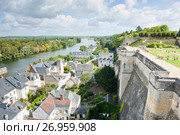 Вид на дома города Амбуаз и реку Луара со стен замка Амбуаз (фр. château d'Amboise) в солнечный день ранней осенью. Департамент Эндр и Луара. Франция (2017 год). Редакционное фото, фотограф E. O. / Фотобанк Лори