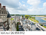 Вид на город Амбуаз со стен замка Амбуаз (фр. château d'Amboise) в солнечный день ранней осенью. Департамент Эндр и Луара. Франция (2017 год). Редакционное фото, фотограф E. O. / Фотобанк Лори