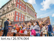 Москвичи и гости столицы на Тверской улице во время праздника Дня города (2017 год). Редакционное фото, фотограф Виктор Тараканов / Фотобанк Лори