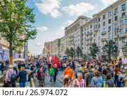 Москвичи и гости столицы на Тверской улице во время праздника Дня города (2017 год). Редакционное фото, фотограф Виктор Тараканов / Фотобанк Лори