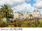 Вид на Люксембургский дворец (Palais du Luxembourg) из Люксембургского сада (Jardin du Luxembourg). Солнечно. Париж. Франция (2017 год). Редакционное фото, фотограф E. O. / Фотобанк Лори