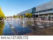 Moscow, Russia - September 24. 2017. Fountain on Crimean embankment in front of new Tretyakov Gallery. Редакционное фото, фотограф Володина Ольга / Фотобанк Лори