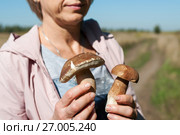 Грибник держит в руках два белых гриба. Стоковое фото, фотограф Игорь Низов / Фотобанк Лори