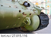 Пробоины на корпусе советского среднего танка Т-34 образца 1941 года. Стоковое фото, фотограф Максим Мицун / Фотобанк Лори