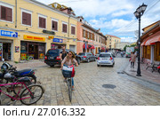 Улица (Rruga Kole Idromeno) в центре города Шкодер, Албания (2017 год). Редакционное фото, фотограф Ольга Коцюба / Фотобанк Лори