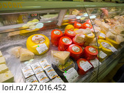 Кострома. Продукция завода "Воскресенский сыродел" на прилавке магазина "Костромская сырная биржа" (2017 год). Редакционное фото, фотограф Юлия Бабкина / Фотобанк Лори