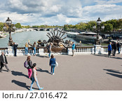 Прохожие на мосту Александра III (Pont Alexandre III) в солнечный день ранней осенью. Париж. Франция (2017 год). Редакционное фото, фотограф E. O. / Фотобанк Лори