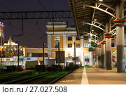 Savelovsky railway station (Savyolovsky, Savyolovskiy, Savyolovsky or Savelovskiy)-- is one of the nine main railway stations in Moscow, Russia(at night). (2015 год). Редакционное фото, фотограф Владимир Журавлев / Фотобанк Лори