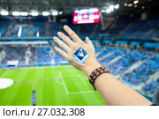 Болельщик Зенита болеет на футболе, крупный план руки (2017 год). Редакционное фото, фотограф Кекяляйнен Андрей / Фотобанк Лори