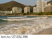 Strong waves of South China Sea on the Dadonghai Beach on the tourist island of Hainan (2017 год). Редакционное фото, фотограф Юлия Машкова / Фотобанк Лори