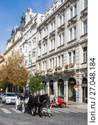 Praga, Czech Republic - October 10, 2013:  Horse drawn carriage in Prague, Czech Republic. Редакционное фото, фотограф Papoyan Irina / Фотобанк Лори