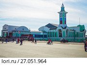 Здание вокзала пригородных поездов Новосибирск-Главный, площадь Гарина-Михайловского. Новосибирск, Сибирь, Россия (2017 год). Редакционное фото, фотограф Евгений Мухортов / Фотобанк Лори