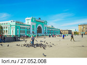 Здание железнодорожного вокзала Новосибирск-Главный и площадь имени Гарина-Михайловского. Новосибирск, Сибирь, Россия (2017 год). Редакционное фото, фотограф Евгений Мухортов / Фотобанк Лори